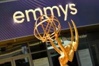 <ul><li><a href="https://www.fotogramas.es/series-tv-noticias/a40596086/premios-emmy-2022-nominados-premios/" rel="nofollow noopener" target="_blank" data-ylk="slk:Emmys 2022: lista de los principales nominados" class="link ">Emmys 2022: lista de los principales nominados</a></li><li><a href="https://www.fotogramas.es/series-tv-noticias/g39597151/mejores-series-2022/" rel="nofollow noopener" target="_blank" data-ylk="slk:Las mejores series de 2022: ordenadas de peor a mejor" class="link ">Las mejores series de 2022: ordenadas de peor a mejor</a></li><li><a href="https://www.fotogramas.es/series-tv-noticias/g40113604/mejores-series-historia/" rel="nofollow noopener" target="_blank" data-ylk="slk:Las 100 mejores series de la historia" class="link ">Las 100 mejores series de la historia</a> </li></ul><hr><p><strong>Los <a href="https://www.fotogramas.es/premios-emmy/" rel="nofollow noopener" target="_blank" data-ylk="slk:premios Emmy" class="link ">premios Emmy</a> están de vuelta en 2022 más para premiar a las mejores series del año, y aquí vamos a recopilar todos los grandes momentos (y mejores fotos) que nos ha dejado la noche</strong>, desde la alfombra roja de los Emmys 2022 hasta la ceremonia. Los galardones de la Academia televisiva estadounidense son la principal referencia anual para saber qué series son las que no deberíamos perdernos por nada del mundo. Ahí están 'Stranger Things', 'Separación', 'Abbott Elementary', 'Ted Lasso', 'Lo que hacemos en las sombras' y muchas más. No todas se llevarán un premio a casa, pero su nominación ya debería servir como una recomendación de altura. </p><p>Curiosamente, los <a href="https://www.fotogramas.es/premios-emmy/g37658459/emmys-2021-galeria-fotos-premiados/" rel="nofollow noopener" target="_blank" data-ylk="slk:premiados de los Emmy 2021" class="link ">premiados de los Emmy 2021</a> podrían encontrar similitudes con los de este año: <strong>las dos series más premiadas en la categoría de comedia, 'Ted Lasso' y 'Hacks', vuelven a ser las protagonistas un año después </strong>con sus respectivas segundas temporadas. Y es que por algo son dos de <a href="https://www.fotogramas.es/series-tv-noticias/g32425920/mejores-series-comedia-siglo-xxi/" rel="nofollow noopener" target="_blank" data-ylk="slk:las mejores series de comedia del siglo XXI" class="link ">las mejores series de comedia del siglo XXI</a>, y dos de de las más queridas por el público. Aunque si hablamos de amor de las masas, cómo podríamos no mencionar a la <a href="https://www.fotogramas.es/series-tv-noticias/a28349057/stranger-things-4-temporada-estreno-trailer-reparto-sinopsis-fotos/" rel="nofollow noopener" target="_blank" data-ylk="slk:cuarta temporada de 'Stranger Things'" class="link ">cuarta temporada de 'Stranger Things'</a>, que ha vuelto a ser un fenómeno convirtiéndose en una de <a href="https://www.fotogramas.es/series-tv-noticias/g40508520/series-netflix-mas-vistas/" rel="nofollow noopener" target="_blank" data-ylk="slk:las series de Netflix más vistas de su historia" class="link ">las series de Netflix más vistas de su historia</a>. En estos Emmy la producción de los hermanos Duffer quizás no tenga gran protagonismo más allá de su nominación a la Mejor Serie de Drama, pero, quién sabe, quizás la <a href="https://www.fotogramas.es/series-tv-noticias/a40164758/stranger-things-5-netflix-sinopsis-fecha-de-estreno-reparto/" rel="nofollow noopener" target="_blank" data-ylk="slk:quinta temporada de 'Stranger Things'" class="link ">quinta temporada de 'Stranger Things'</a> sea la que por fin dé el campanazo en la temporada de premios. </p><p>Desde luego, las <a href="https://www.fotogramas.es/series-tv-noticias/g32585517/mejores-series-netflix-imdb/" rel="nofollow noopener" target="_blank" data-ylk="slk:mejores series originales de Netflix" class="link ">mejores series originales de Netflix</a> han tenido muchas oportunidades en estos premios, aunque este año se ven colocadas en un segundo plano.<strong> Si en 2021 se llevaron la corona (nunca mejor dicho) gracias a la cuarta temporada de 'The Crown' y la miniserie 'Gambito de dama', este 2022 es el año de las <a href="https://www.fotogramas.es/noticias-cine/g31659186/mejores-series-hbo-espana-ranking/" rel="nofollow noopener" target="_blank" data-ylk="slk:mejores series de HBO" class="link ">mejores series de HBO</a>: 'Succession' y 'The White Lotus' son los grandes títulos de la noche</strong>. Las dos series nos enamoraron el año pasado, la primera con una tercera temporada descomunal (de verdad, ya esperamos con ansia la <a href="https://www.fotogramas.es/series-tv-noticias/a38535184/succession-temporada-4-hbo-fecha-estreno-sinopsis-reparto-imagenes/" rel="nofollow noopener" target="_blank" data-ylk="slk:cuarta temporada de 'Succession'" class="link ">cuarta temporada de 'Succession'</a>) y la segunda siendo tal éxito entre el público que pasó de ser una miniserie a una serie de largo recorrido. Sí, compite como Mejor Serie Limitada, pero la <a href="https://www.fotogramas.es/series-tv-noticias/a39293098/the-white-lotus-temporada-2-estreno-reparto-imagenes/" rel="nofollow noopener" target="_blank" data-ylk="slk:segunda temporada de 'The White Lotus'" class="link ">segunda temporada de 'The White Lotus'</a> ya está en camino. ¡Cosas de Hollywood!</p><p>Sin más dilación, aquí tenemos los mejores momentos vividos en la noche de los Emmy 2022, que vamos ordenando con nuestro clásico 'Lo más...' para encontrar lo más divertido, lo más emotivo, lo más espontáneo, lo más incómodo, lo más injusto... </p><p><strong><u>¡ESTAMOS EN CONSTANTE ACTUALIZACIÓN TODA LA NOCHE! ¡Bien atentos!</u></strong></p>