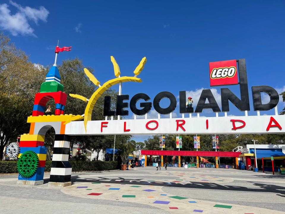 entrance sign for legoland florida theme park
