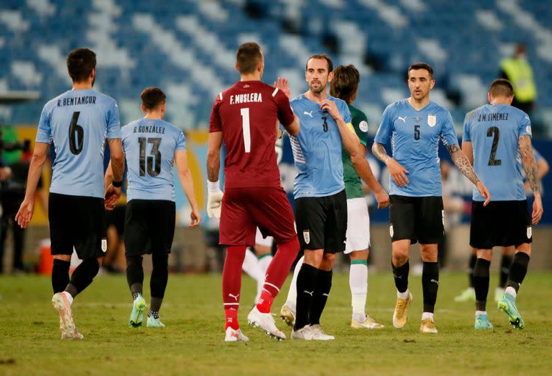 Jugadores de Uruguay festejan el pase a los cuartos de final en Copa América tras ganar a Bolivia