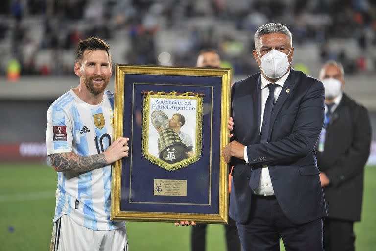 Claudio Tapia le entregó una plaqueta a Messi por su récord goleador en selecciones sudamericanas