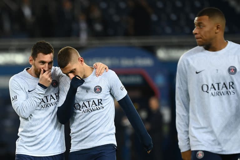 Lionel Messi junto a Marco Verratti durante la entrada en calor previo al duelo ante Olympique de Marsella