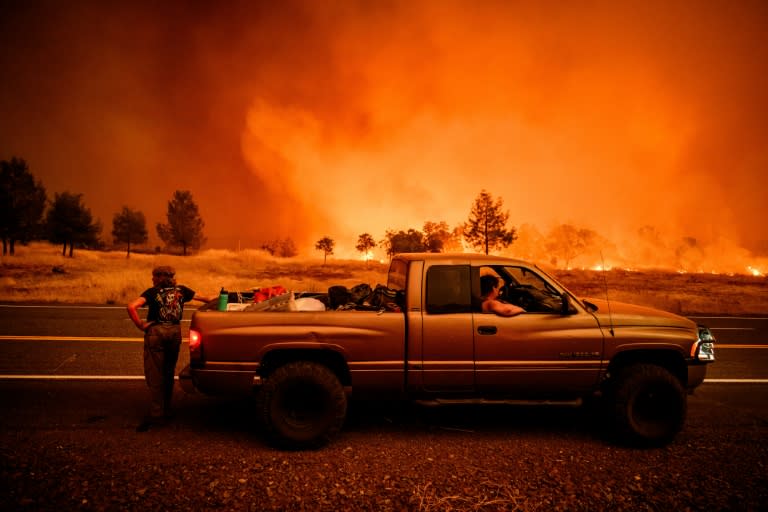 Flanqueados por las llamas, residentes salen a los caminos mientras son evacuados a causa del incendio Park, el 26 de julio de 2024 (JOSH EDELSON)