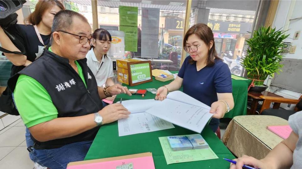 民進黨宜蘭縣黨部訂於5月26日改選第20屆主委，今（15日）開放登記，沒想到半路殺出個陳咬金，縣議員謝燦輝竟第一個登記參選。（吳佩蓉攝）