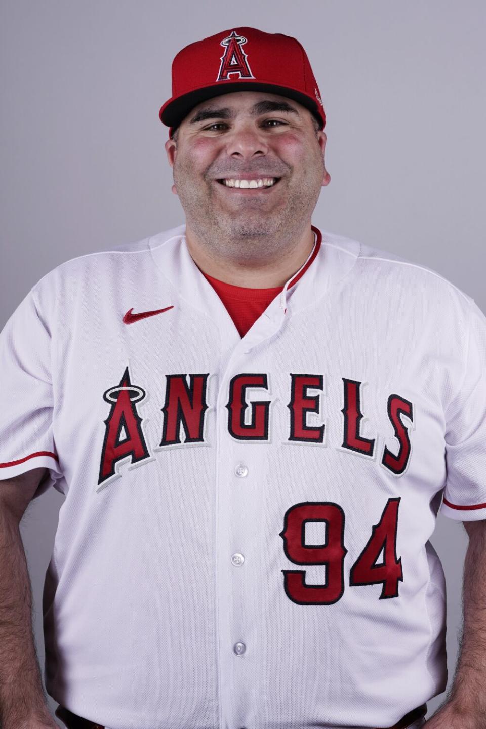 Ali Modami sonríe con el uniforme de los Angelinos.