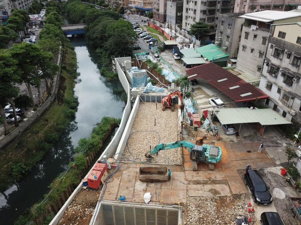 瓦磘溝礫間曝氣槽施工中。（新北市水利局提供）