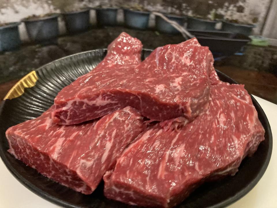 「源興牛」牛肉具高度保水性。（攝影／陳儷方）