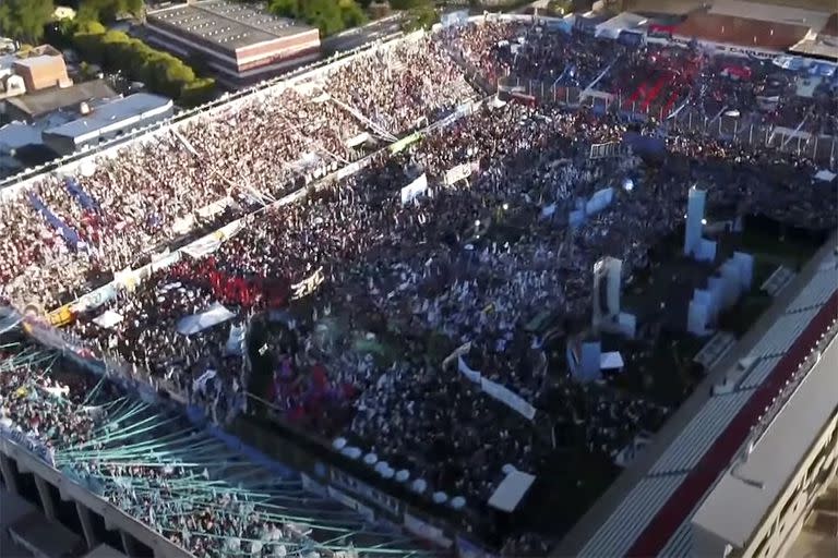 Una multitud en el acto en memoria de Néstor Kirchner, en Morón 