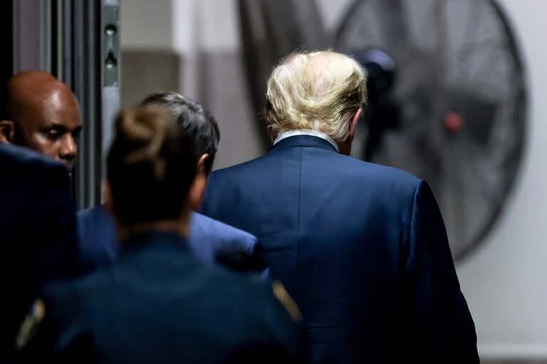 Donald Trump deja la corte criminal de Manhattan, en Nueva York. (JUSTIN LANE / POOL / AFP)