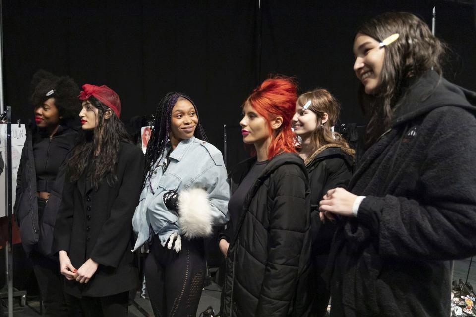 Alex, Luca, Romina, Liliana, Soulin und Ashley (von rechts) traten bei der "About you"-Fashion Show auf. (Bild: ProSieben/Richard Hübner)