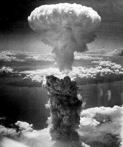 Explosión nuclear en Nagasaki, Japón. <a href="https://commons.wikimedia.org/wiki/File:Nagasakibomb.jpg" rel="nofollow noopener" target="_blank" data-ylk="slk:Charles Levy / Wikimedia Commons;elm:context_link;itc:0;sec:content-canvas" class="link ">Charles Levy / Wikimedia Commons</a>