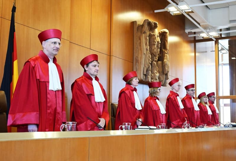 The Second Senate of the Federal Constitutional Court, (L-R), Holger Woeckel, Thomas Offenloch, Christine Langenfeld, Astrid Wallrabenstein, Doris König (Chairwoman), Ulrich Maidowski, Rhona Fetzer and Peter Frank, open the oral hearing on the electoral law reform of the traffic light coalition. Several complaints have been filed against the latest reform of the Bundestag electoral law, which has been in force since June 2023. Uli Deck/dpa
