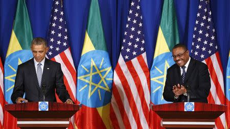 Ethiopia's Prime Minister Hailemariam Desalegn (R) applauds comments in Amharic language by U.S. President Barack Obama (L) during their news conference at the National Palace in Addis Ababa, Ethiopia July 27, 2015. REUTERS/Jonathan Ernst