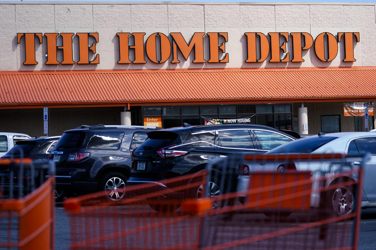 Мъжът е обвинен в измама на магазини Home Depot за $300 000 с измама с връщане на вратата