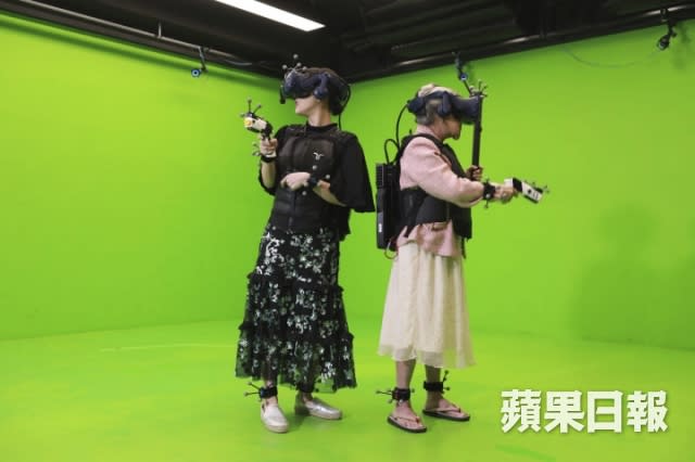 兩人完全沒有代溝，還一齊試新嘢玩VR遊戲。