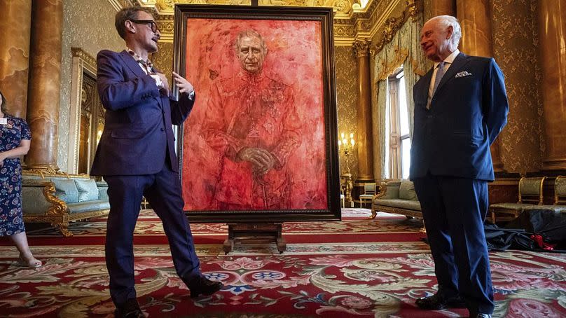 El artista Jonathan Yeo, izquierda, y el rey Carlos III, en la inauguración del retrato realizado por Yeo, en el salón azul del Palacio de Buckingham.