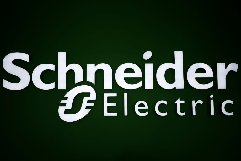 Le français Schneider Electric, géant des équipements électriques et automatismes industriels, compte de plus en plus sur l'intelligence artificielle (IA) pour aider ses clients à consommer moins d'énergie (CHARLY TRIBALLEAU)