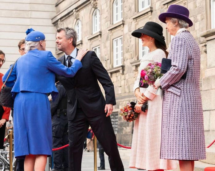 Federico de Dinamarca saludando a su madre en la apertura del año parlamentario