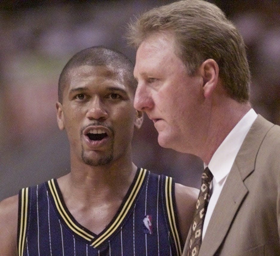 5/13/00.  Pacer Jalen Rose talks over a play with coach Larry Bird.  Pacers/76ers second round game 4.  First Half action.  (Robert Scheer Photo)