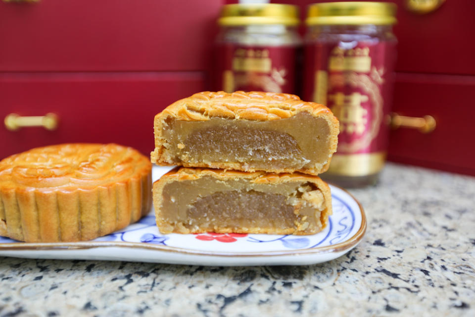 Eu Yan Sang - cross section of mooncake