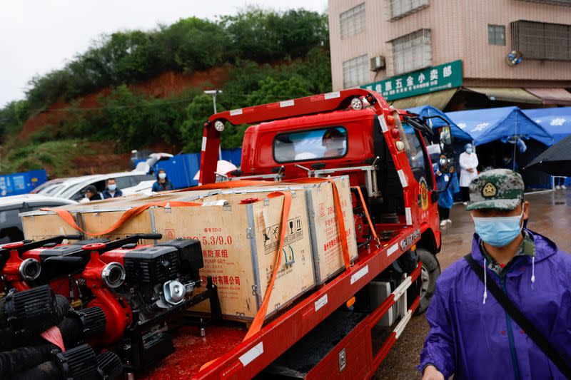 Un vehículo de rescate llega a la entrada del pueblo Lu cerca del sitio donde se estrelló un avión Boeing 737-800 de China Eastern Airlines que volaba de Kunming a Guangzhou, en Wuzhou, Región Autónoma de Guangxi Zhuang, China