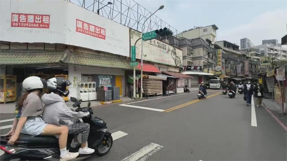 長度超過車身超危險　超狂小車硬塞大冰箱上路