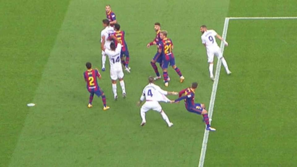 La acción entre Lenglet y Sergio Ramos que fue señalada como penalti a favor del Real Madrid. (Foto: Movistar).