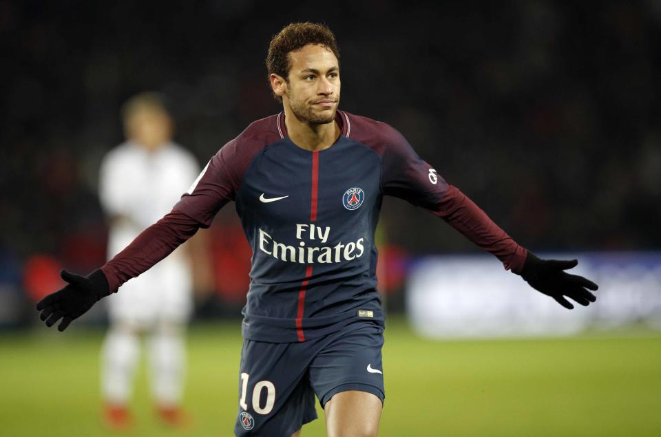 Mit einer Rekordablöse kam Neymar zu Paris Saint-Germain, nur um kurze Zeit wieder umzuziehen. Reporter und Fans belagerten sein Haus in einem Pariser Vorort, stalkten den Topstürmer, kletterten über Zäune und auf Dächer. Zurzeit lebt der Brasilianer deshalb an einem geheimen Ort. (Bild-Copyright: Christophe Ena/AP)