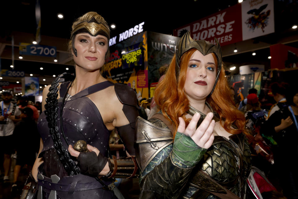 ARCHIVO - Susie Cramer de Oklahoma City, Oklahoma, vestida como Antiope de "Wonder Woman", izquierda, y Morgan Duhon de Nueva Orleans, vestida como Mera de "Aquaman", asisten a la Comic-Con International en San Diego el 20 de julio de 2023. El espectáculo de cómics y cultura pop, que atrae a más de 130.000 fans anualmente se celebra este fin de semana. (Foto Christy Radecic/Invision/AP, archivo)