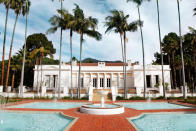 <p>In “Scarface” wohnt Tony Montana in dieser tollen Hütte. Sie hört auf den wohlklingenden Namen El Fureidis (Kleines Paradies) und steht in Santa Barbara, Kalifornien. (Bild-Copyright: Realtor.com/ Splash News)</p>