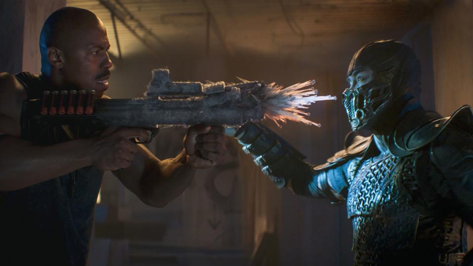 Arm dran: Soldat Jax (Mehcad Brooks, links) wird seine Begegnung mit dem Tiefkühl-Ninja Sub-Zero (Joe Taslim) schon sehr bald bereuen. (Bild: New Line Cinema / Warner Bros.)