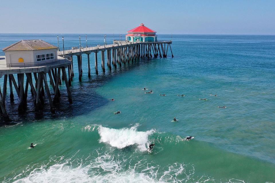 Man dies after 40-foot jump off Huntington Beach Pier