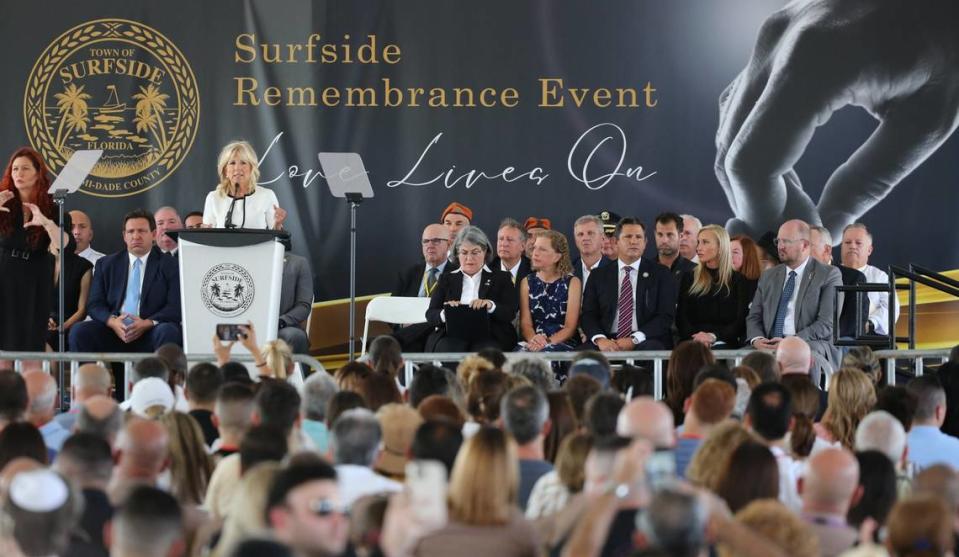 La primera dama, Jill Biden, habla durante un acto conmemorativo con motivo del primer aniversario, el viernes 24 de junio de 2022, del derrumbe de Champlain Towers South en Surfside.