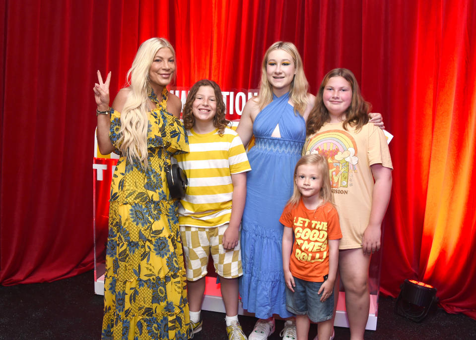 Tori Spelling y su familia en la premier de Minions, el año pasado en California. (Photo by Gilbert Flores/Variety/Penske Media via Getty Images).