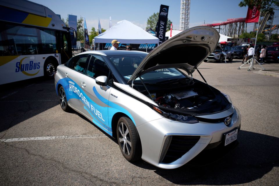 2021年，豐田的氫能車在美國丹佛車展上展出。日韓的氫能車技術先進，是目前市面上主要製造商。（圖／美聯社）