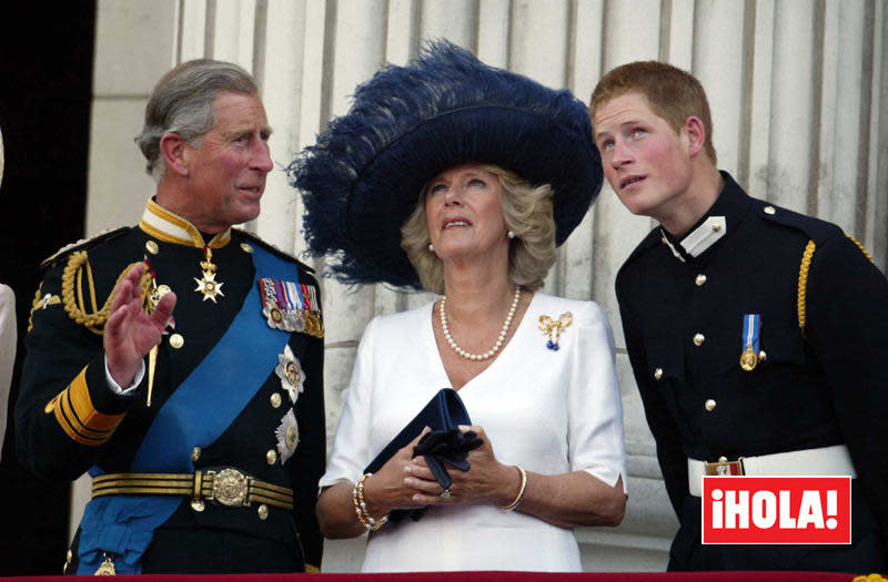 Los reyes Carlos y Camilla con el príncipe Harry 