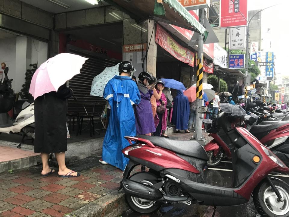 百人冒雨排隊！板橋發生什麼事？