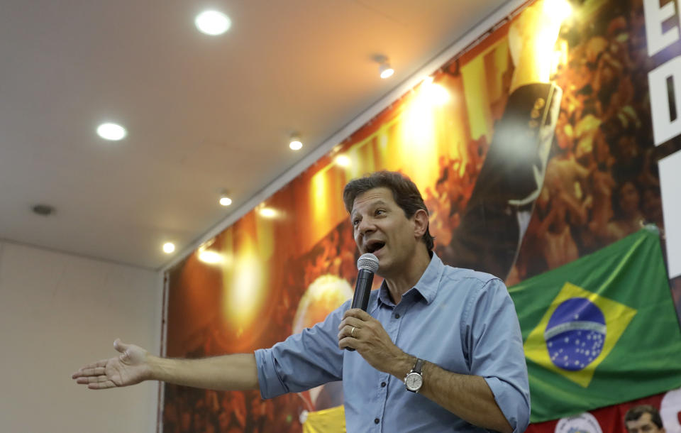 Fernando Haddad, candidato presidencial brasileño por el Partido de los Trabajadores, durante un encuentro con líderes sindicales el martes 16 de octubre de 2018 en Sao Paulo. (AP Foto/Andre Penner)