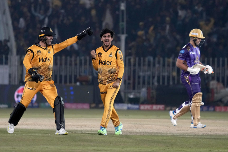 Peshawar Zalmi' Saim Ayub, center, celebrates with teammate after taking the wicket of Quetta Gladiators' Rilee Rossouw, right, during the Pakistan Super League T20 cricket match between Peshawar Zalmi and Quetta Gladiators, in Rawalpindi, Pakistan, Friday, March 8, 2024. (AP Photo/Anjum Naveed)