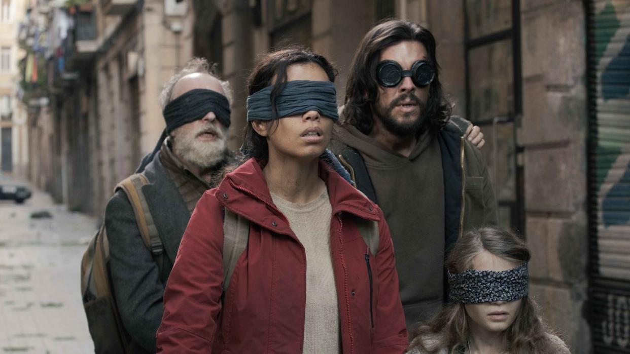 bird box l to r gonzalo de castro as roberto, georgina campbell as claire, mario casas as sebastian, naila schuberth as sofÍa in bird box cr andrea resmininetflix © 2022