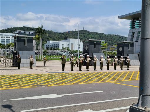 郝柏村今安葬國防部在大門以軍禮送別(圖／台北市議員游淑慧提供)