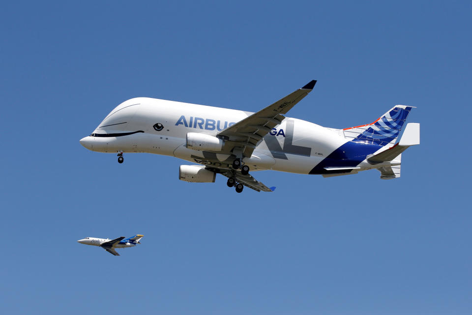 <p>Premiere für die Mega-Maschine: Der Airbus Beluga XL tritt in der Nähe von Toulouse seinen Jungfernflug an. Der Riesenfrachtjet ist 63 Meter lang, 60 Meter breit und 19 Meter hoch. 2019 soll der erste XL-Beluga den Betrieb aufnehmen. (Bild: Reuters/Regis Duvignau) </p>