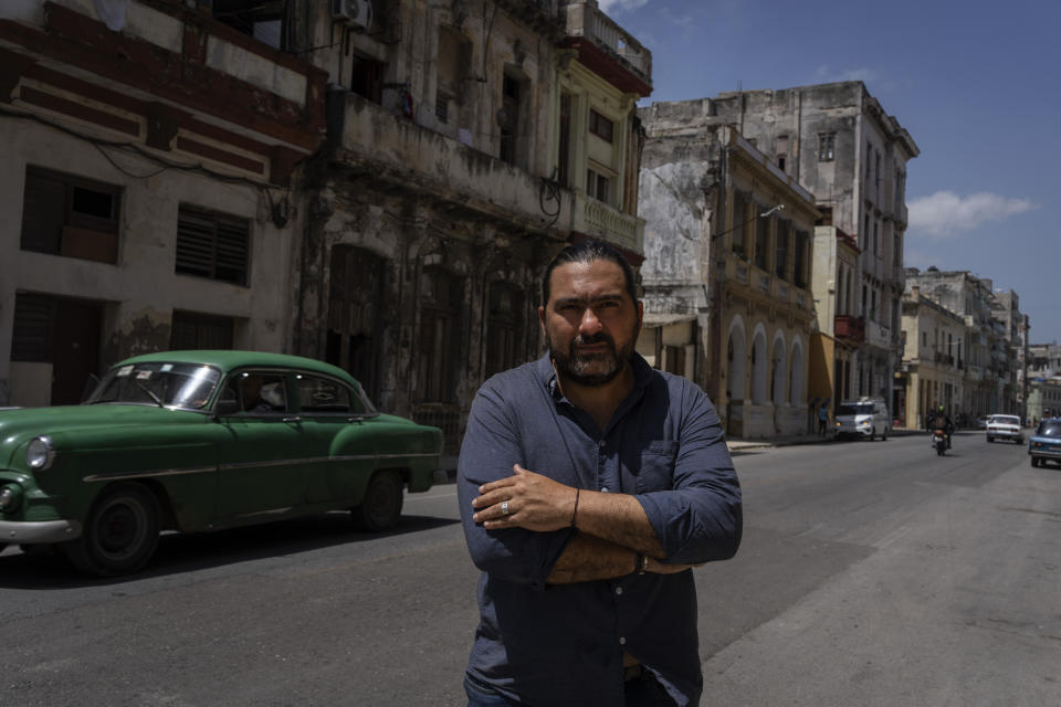 El arquitecto Orlando Inclán posa para una foto en una calle de La Habana, Cuba, el lunes 13 de junio de 2022. (AP Foto/Ramón Espinosa)