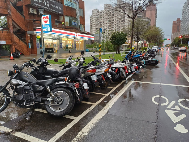 新北淡水區路邊機車遭強風吹倒 中央氣象署31日發布豪雨特報，北部地區有局部大雨 發生的機率，注意雷擊及強陣風。圖為新北市淡水區 沙崙路旁停車格內，有數部機車翻倒。 （翻攝畫面） 中央社記者楊侃儒傳真  113年3月31日 