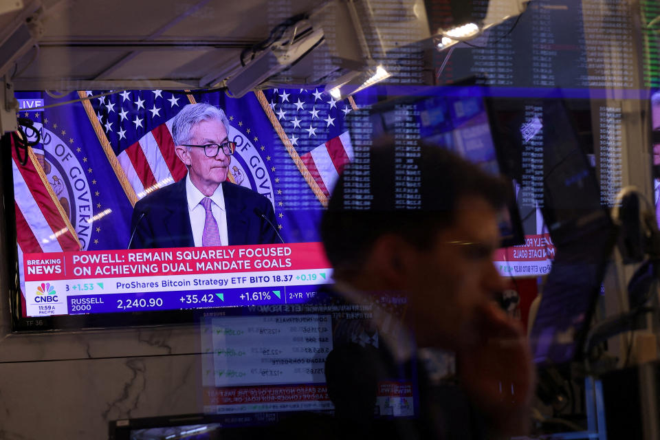 Uno schermo sul piano di negoziazione della Borsa di New York mostra una conferenza stampa del presidente della Federal Reserve Jerome Powell in seguito all'annuncio del tasso di interesse della Fed, a New York City, Stati Uniti, il 18 settembre 2024. REUTERS/Andrew Kelly