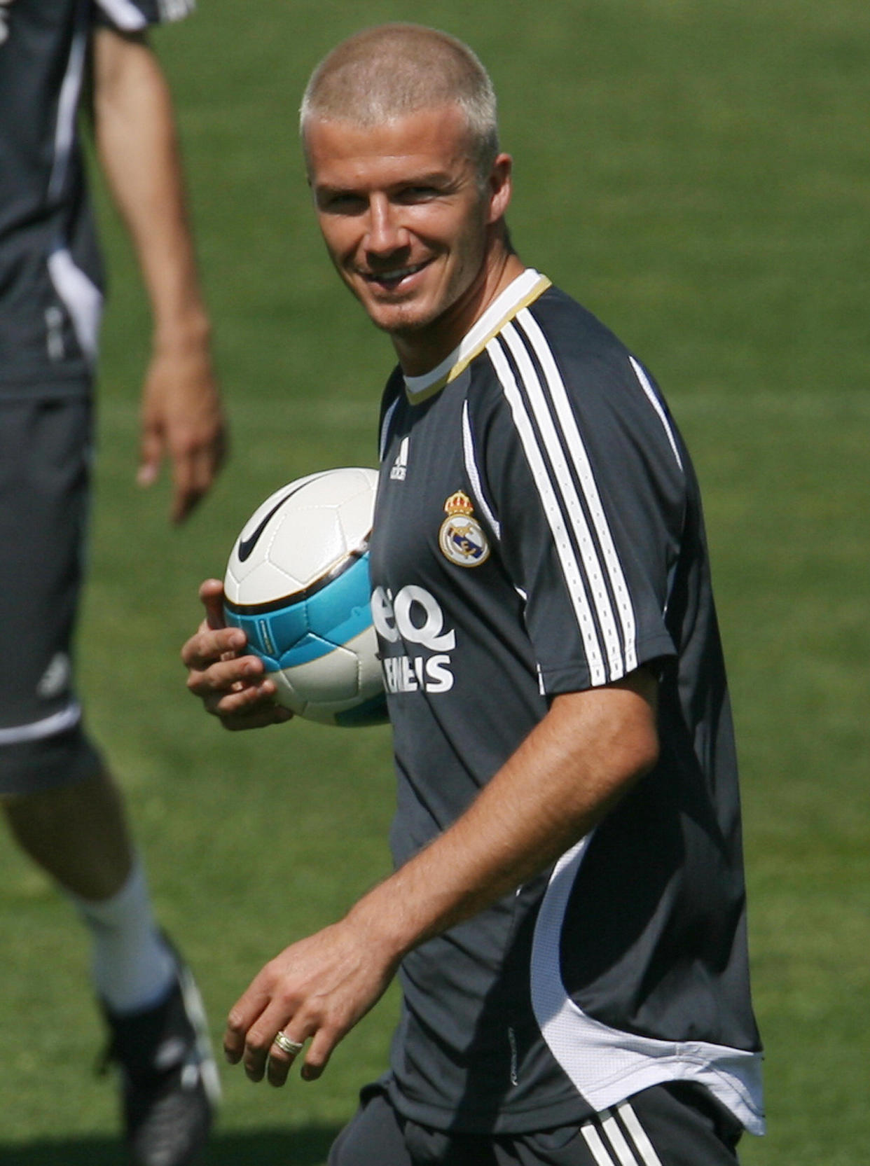 Madrid, SPAIN: Real Madrid's British midfielder David Beckham takes part in a training session in Madrid after cropping his recently dyed platinum blond hair, 10 May 2007. Beckham, who turned 32 last week, said he cut his hair because of the arrival of warm weather in the Spanish capital and he did not like his new look. AFP PHOTO/PHILIPPE DESMAZES (Photo credit should read PHILIPPE DESMAZES/AFP via Getty Images)