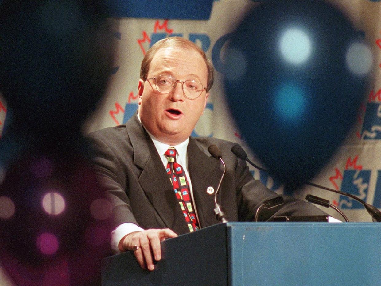 Hugh Segal, a one-time leadership candidate for the Progressive Conservatives, is shown speaking to party members in 1998. Segal, who served as chief of staff to Ontario premier Bill Davis and prime minister Brian Mulroney, has died at age 72. (Kevin Frayer/The Canadian Press - image credit)