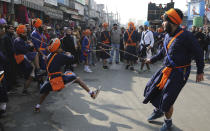 <p>Bei einem Festival im indischen Jammu führen Sikhs traditionelle Kampfkünste vor. Die Anhänger des Sikhismus, einer indischen Religion, leiten damit die Feierlichkeiten zum Geburtstag des „letzten menschlichen Gurus“ Gobind Singh ein. (Bild: AP Photo/Channi Anand) </p>