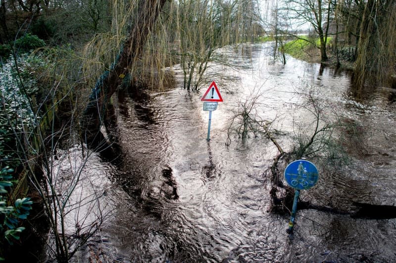 Der Austerburgkanal ist im Ortsteil Kraienbrücke über die Ufer getreten und hat einen Fuß- und Radweg überschwemmt.  Die Hochwasserlage wird im Vorfeld der Weihnachtsferien in weiten Teilen Niedersachsens angespannt sein.  Haug-Christian Dittrich/dpa