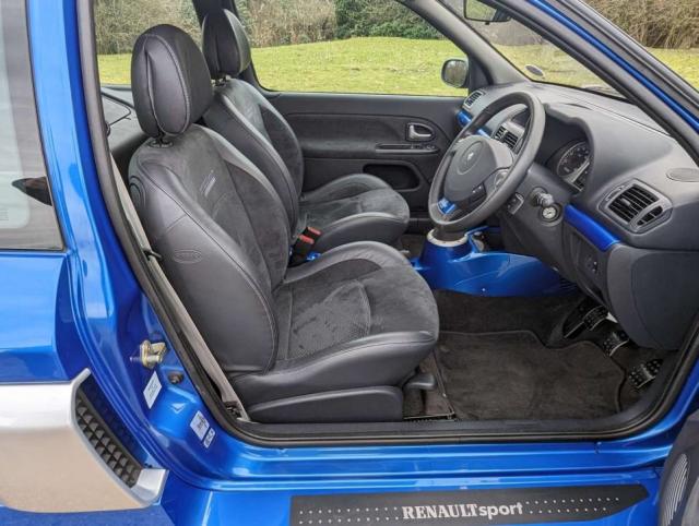 Renault mégane 2 rs car on Craiyon