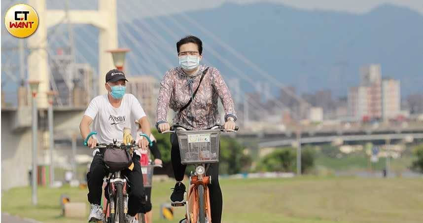 近日天氣越發炎熱，氣溫動輒飆高到37、38度。（示意圖／林士傑攝）